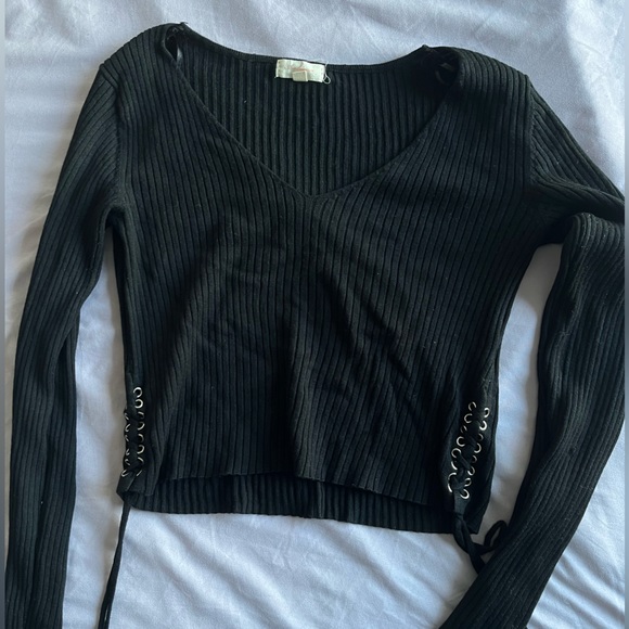 #75 🌺 5/$30 🌺 V-neck ribbed crop sweater with criss-cross on the sides - Picture 1 of 2